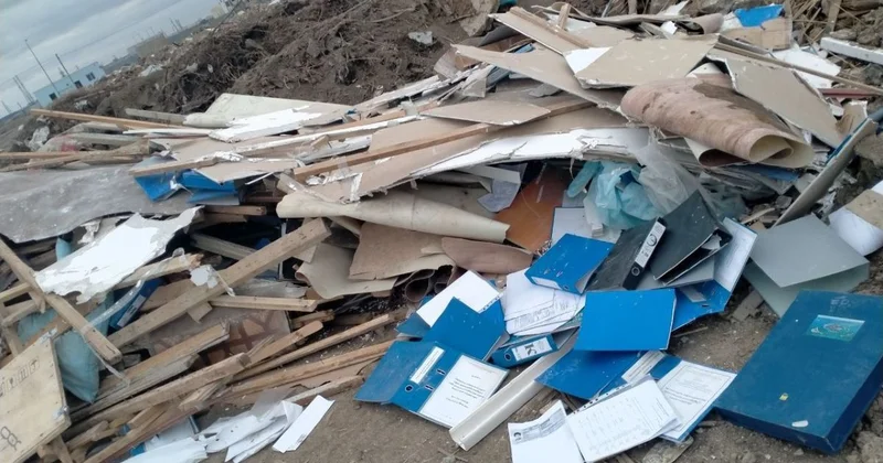 Атырауда қоқыс арасынан пациенттердің дерегі бар архив құжаттары табылды