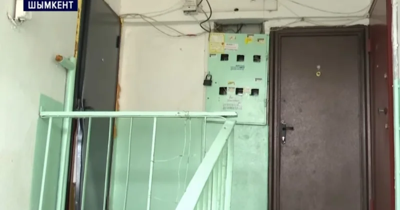 Шымкентте бір тұрғын үйдегі үш пәтерден әйел, екі қыз және бір жігіт өлі табылды