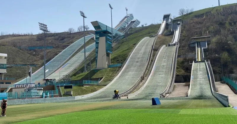 Трамплины Сункар в Алматы снова пытаются достроить: что не так с тендером на ПСД