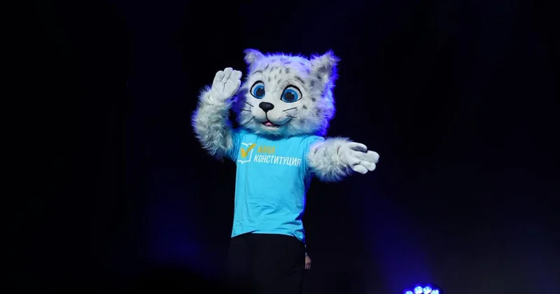 Робот Темірбекпен пен барыс Әділет жастарды жаңа Конституцияны қолдауға шақырды