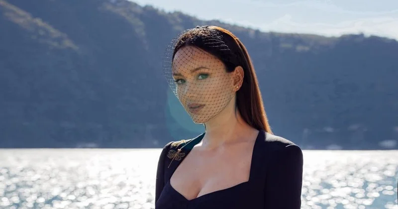 Аида Гарифуллина запечатлелась на берегу озера Комо в платье с глубоким декольте