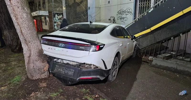 Четыре человека пострадали в ночном ДТП в Алматы (фото)