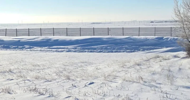 Переносную конструкцию для защиты дороги от снежных заносов тестируют на севере Казахстана