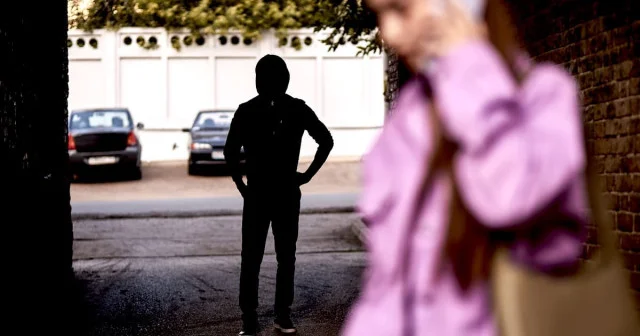 Терезеден сығалап, мазасын алған: Атырау облысында сталкинг туралы жаңа бап негізінде үкім шықты