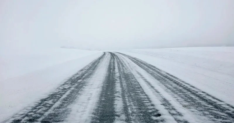 Движение на некоторых трассах в трёх регионах Казахстана ограничили до утра