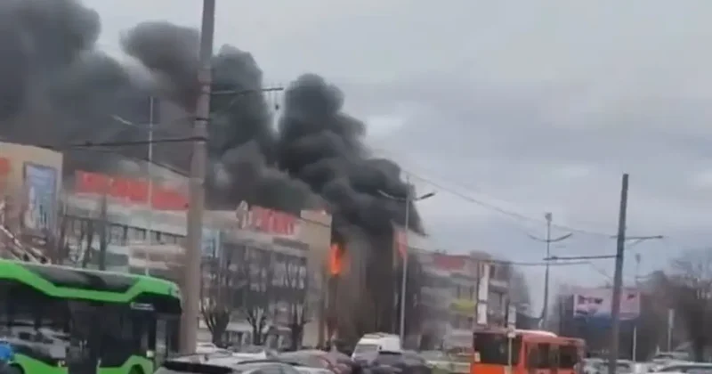 В Калининграде горит торгово развлекательный центр