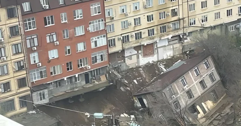 Многоэтажку в Махачкале смыло после ливней (ВИДЕО)