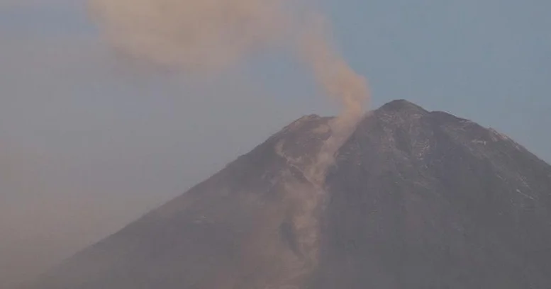 Индонезияда қайта оянған Семеру жанартауы 4 рет атқылады