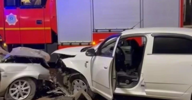 Қарағандыда үш көлік соқтығысып, бес адам зардап шекті