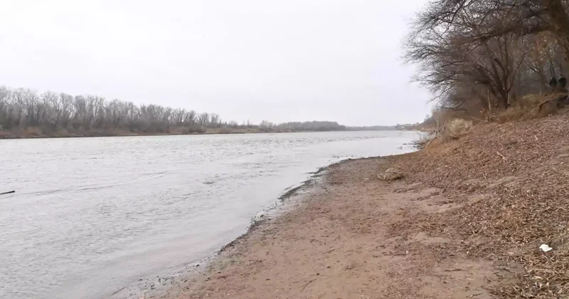 Бірнеше күн бұрын өзенге құлап кеткен бүлдіршіннің денесі табылды