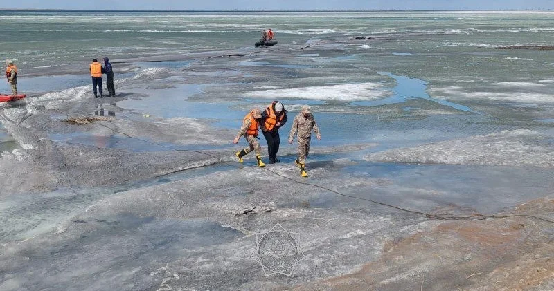 Екібастұзда резеңке қайықпен мұз құрсауында қалып қойған балықшылар құтқарылды