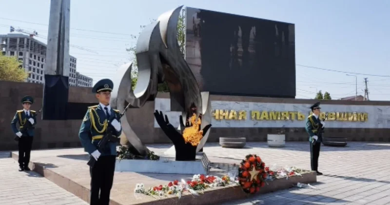 Атырауда 300 дей жас сарбаз алаңға шығып, ерлікке тағзым етті