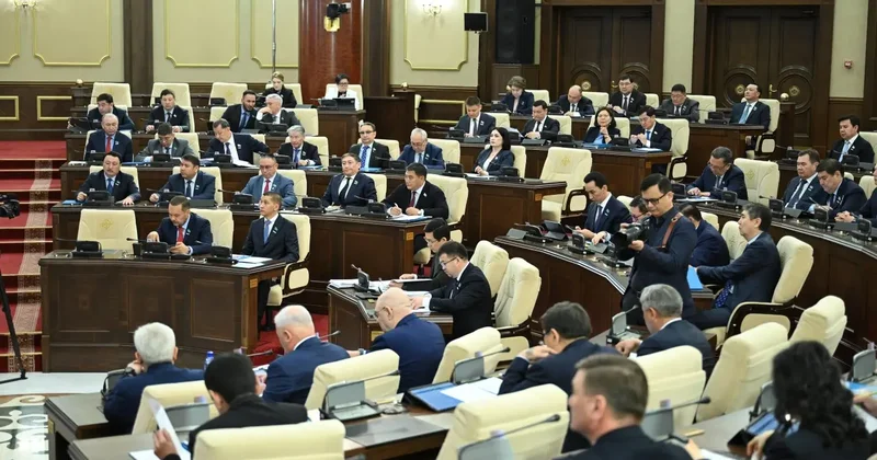 Депутатам запретят высказывать личные обращения на заседаниях Курултая