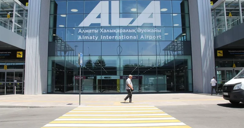 Администрацию аэропорта Алматы наказали после протечки крыши