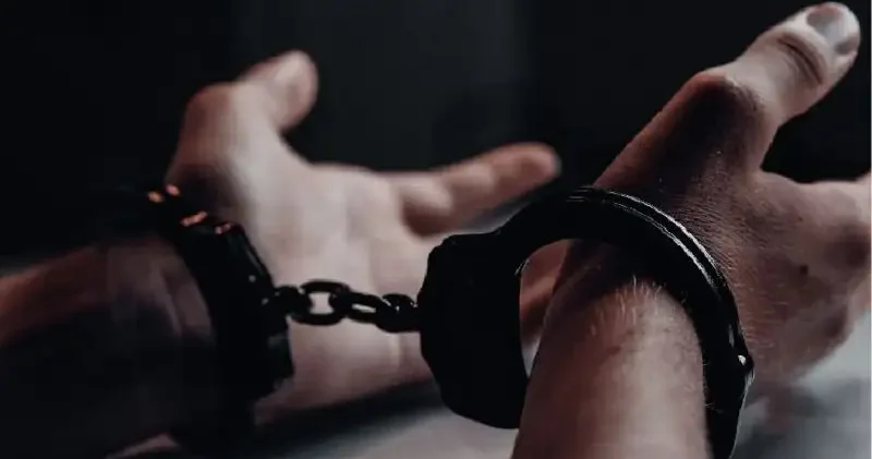 Ақтауда мас күйдегі ер адам әріптестерін қарумен қорқытқан