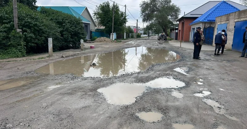 Когда уйдёт беда с разбитой дорогой? В центре Актобе пенсионерка получила серьёзную травму