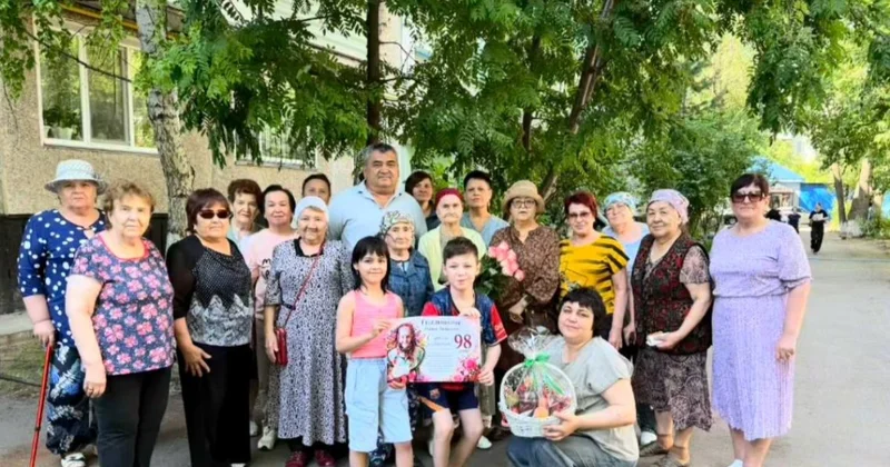 Соседи в Петропавловске растрогали сеть: 98 летнюю бабушку поздравили всем двором