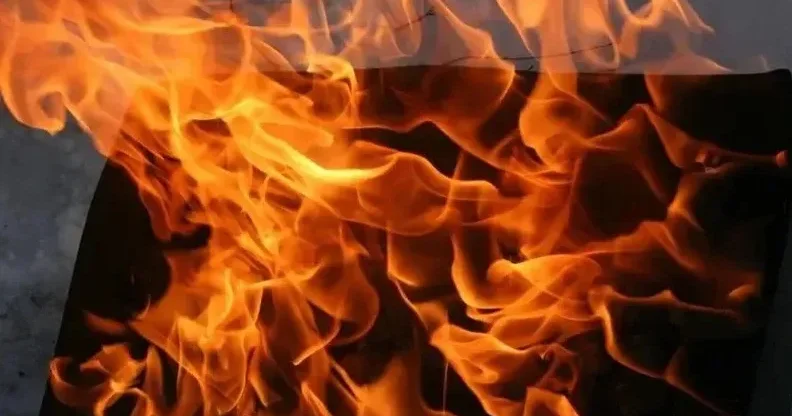 Павлодарда өртеніп жатқан үйден өрт сөндірушілер ер адамды аман алып шықты