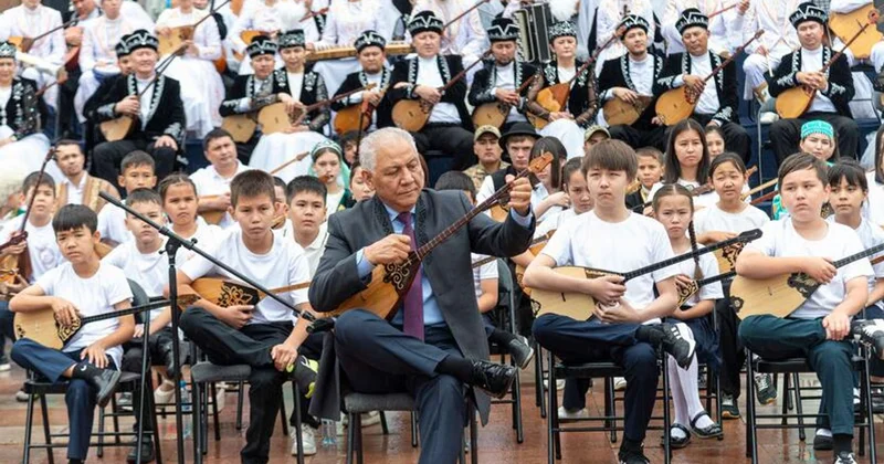 Қарағандыда жүздеген домбырашы бір мезетте күй орындады