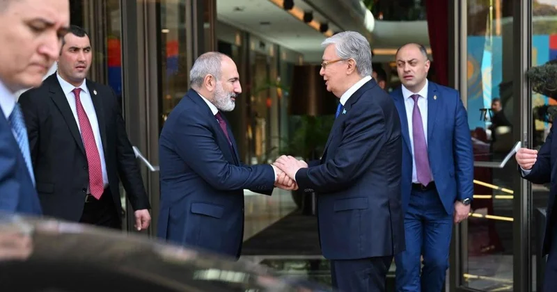 Токаев поздравил Пашиняна с переназначением на пост премьера Армении