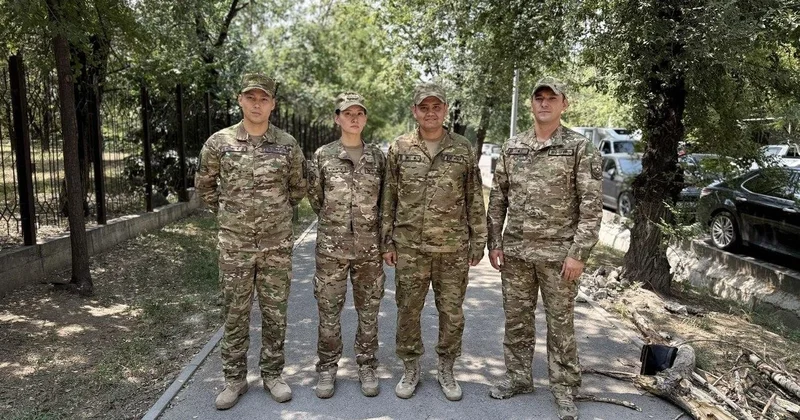Мужчина ударил ребёнка кулаком в лицо на глазах военнослужащих в Алматы