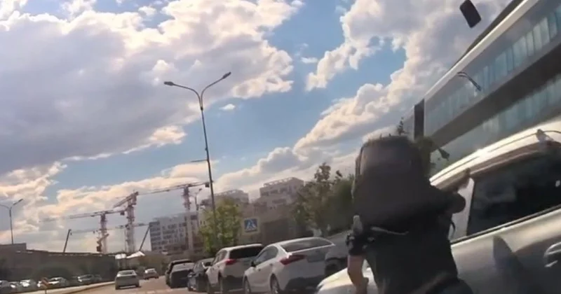 Разговаривал по телефону и попал под машину: ДТП с пешеходом обсуждают в Астане (ВИДЕО)