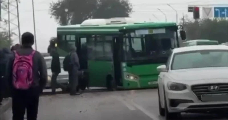 “Адамдар жұмыс пен оқуға кешігіп қалды“: Алматыда таңертең кептеліс болды