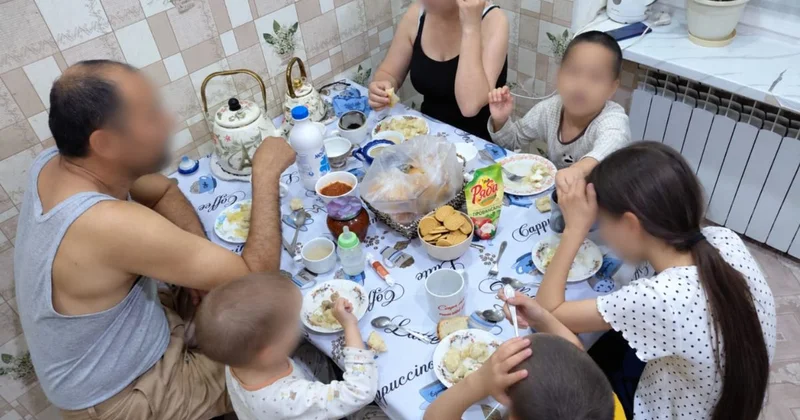 ​ Үйде кезекпен тамақтанамыз : Атыраудағы көпбалалы отбасы баспана мәселесін шешуге көмек сұрайды