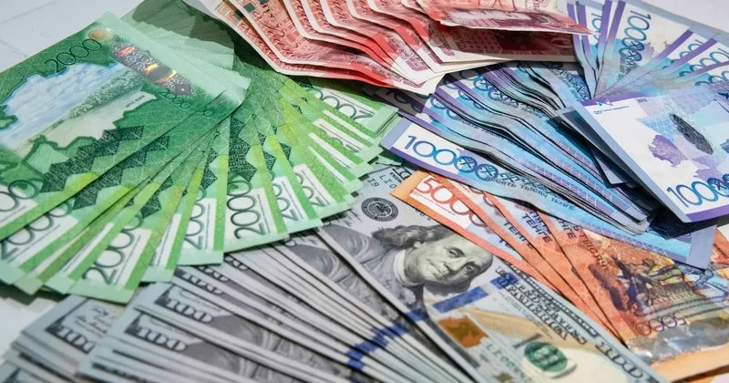 Қазақстанның ақша аударымдары екі есе азайды: санкциялардан кейін қаржы қайда кетті