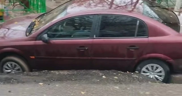 Шымкентте көліктер асфальт астына түсіп кетті: шығынды кім өтейді