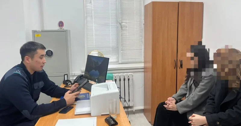 ​Атырауда қыздар автокөлік жолына жатып алып, бөгеп тастаған