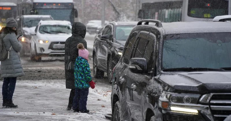 Первый снегопад в Алматы: 6 человек пострадали