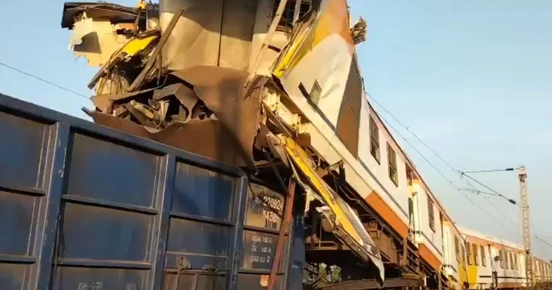 11 человек погибли при столкновении двух поездов в Индии (видео)