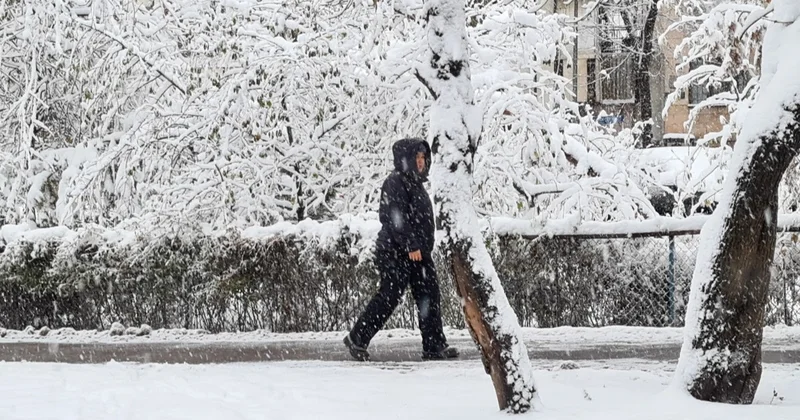 Жетісуда алғашқы қар түсті: Алтын Емел асуында қозғалыс шектелді