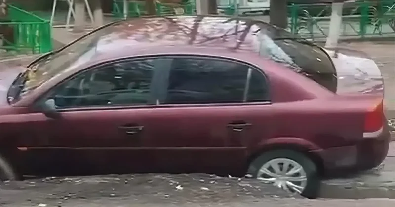 Четыре автомобиля провалились в яму после ремонта дороги в Шымкенте