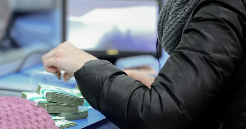 Обманутая мошенниками павлодарка хотела спрыгнуть с моста