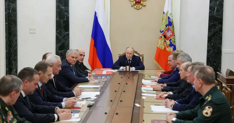 Немедленно начать подготовку к испытанию ядерного оружия предложил Путину глава Минобороны РФ