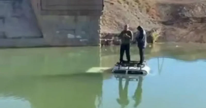 Машина с двумя мужчинами упала в канал в Туркестанской области