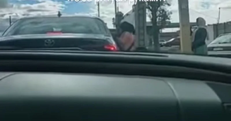 Женщина в черном платке насылала порчу на водителей в Таразе