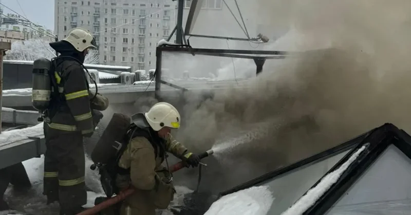 Тушение пожара на крыше административного здания в Алматы показали на видео