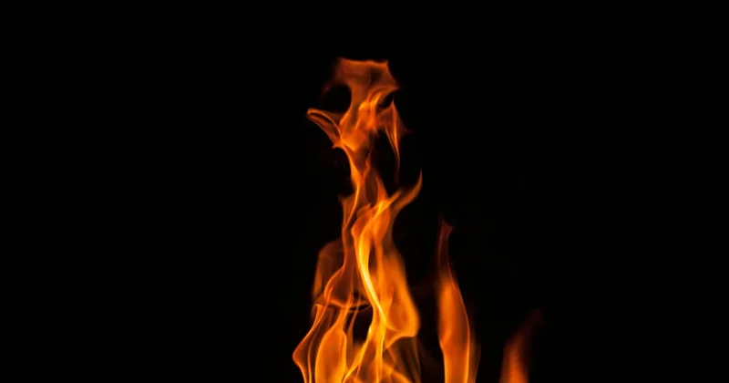 В Алматы вспыхнул пожар в заброшенном административном здании