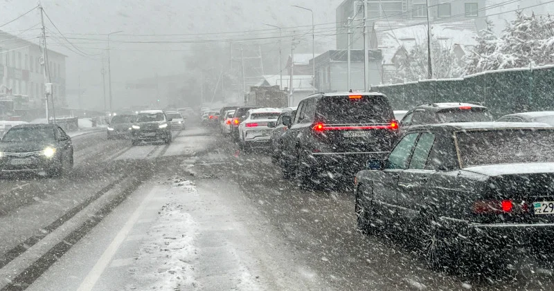 Алматыда қар жауып, бір түнде 17 жол апаты тіркелген