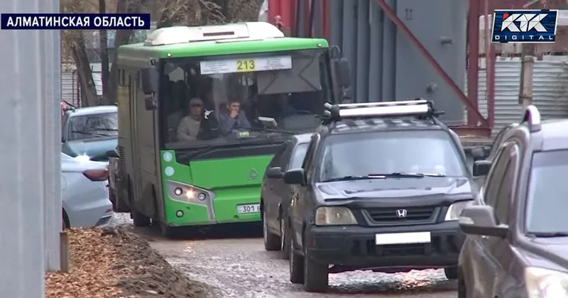 10 км за 3 часа : дорога в Алматинской области превратилась в испытание для водителей (видео)