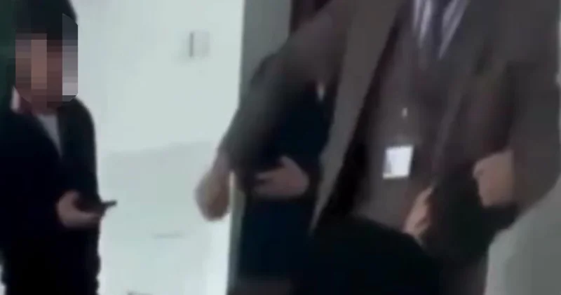 Алматы облысында дене шынықтыру мұғалімі мектеп оқушысын шашынан тартып, иығынан ұрған