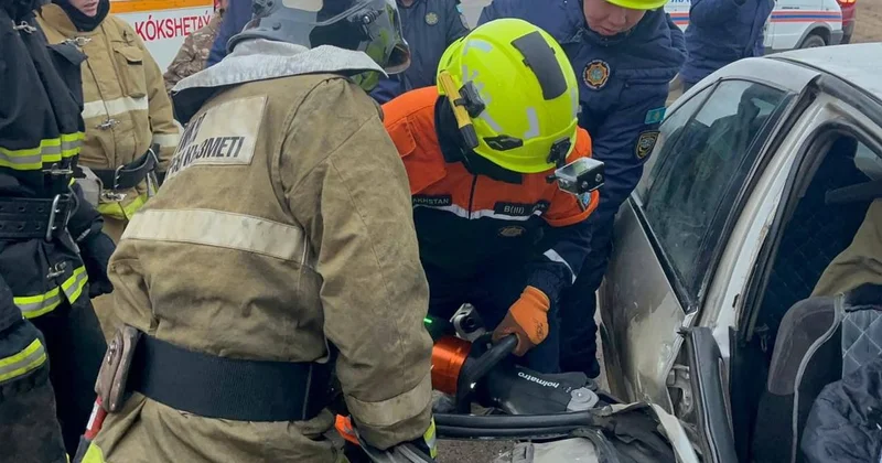 Пассажира зажало в машине в результате ДТП на трассе в Акмолинской области (фото)