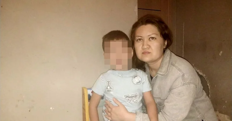 Потерявшая зрение алматинка собирает 1,2 млн тенге на реабилитацию сына с аутизмом