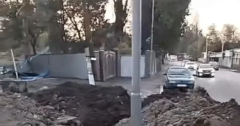 В Алматы школьник угнал экскаватор и выкопал яму на тротуаре