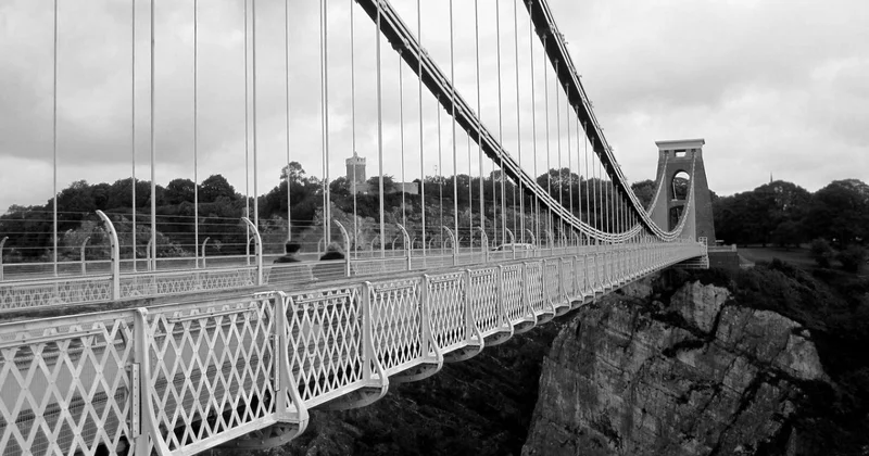 Мужчина сорвался с моста во время съемки видео для соцсети