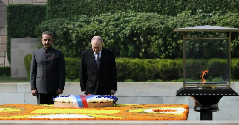 Путин Үндістанда Махатма Гандиді құрметпен еске алды