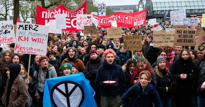 Школьники Германии вышли на акции протеста против военной реформы